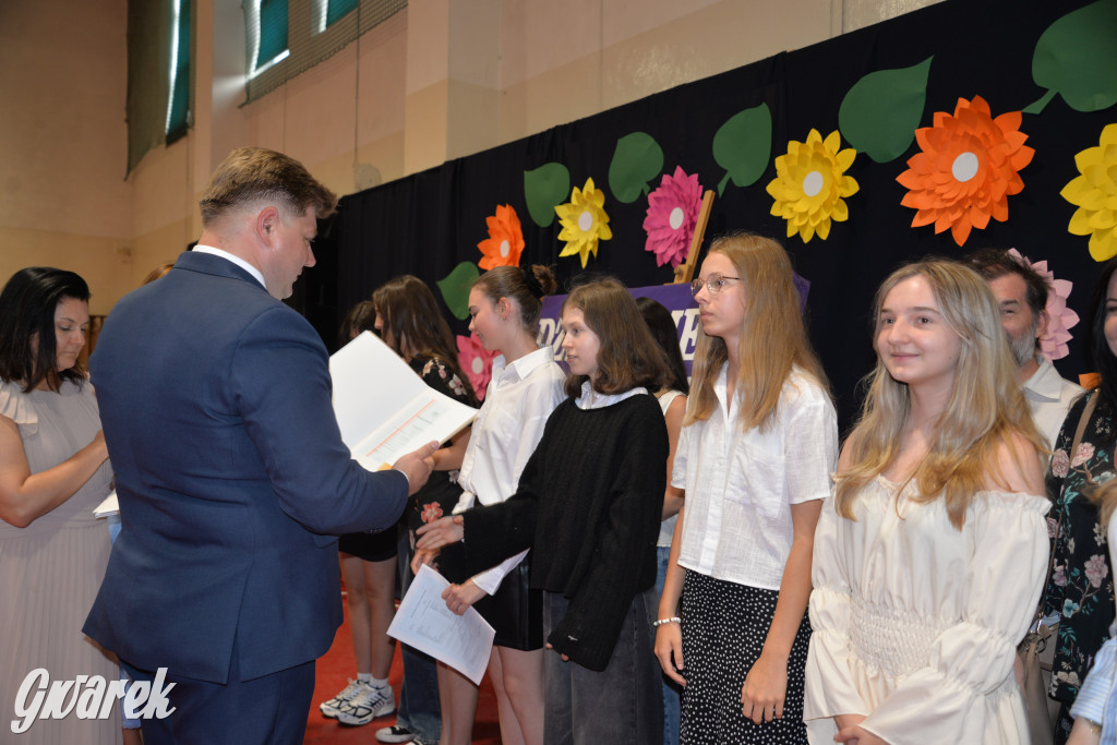 Tarnowskie Góry. Rozdanie świadectw w Trójce