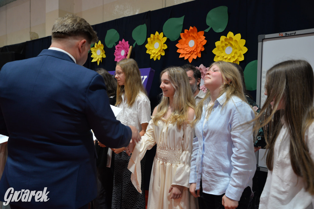 Tarnowskie Góry. Rozdanie świadectw w Trójce