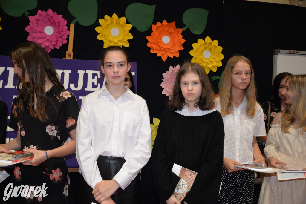 Tarnowskie Góry. Rozdanie świadectw w Trójce