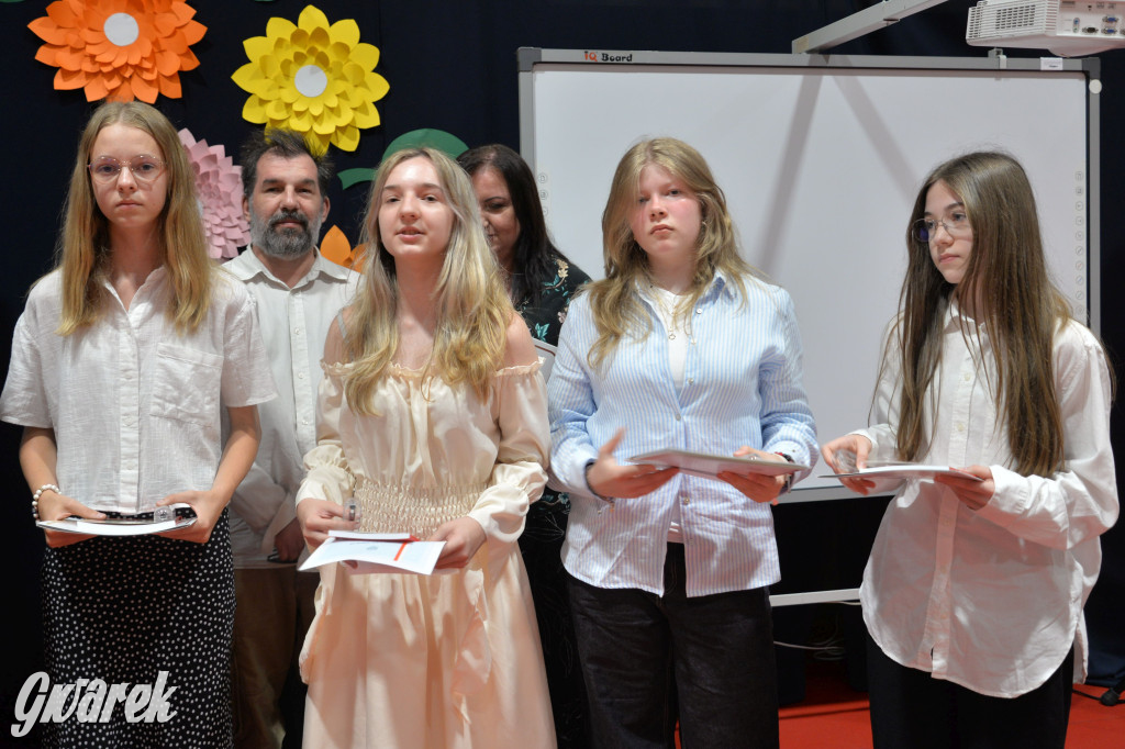 Tarnowskie Góry. Rozdanie świadectw w Trójce