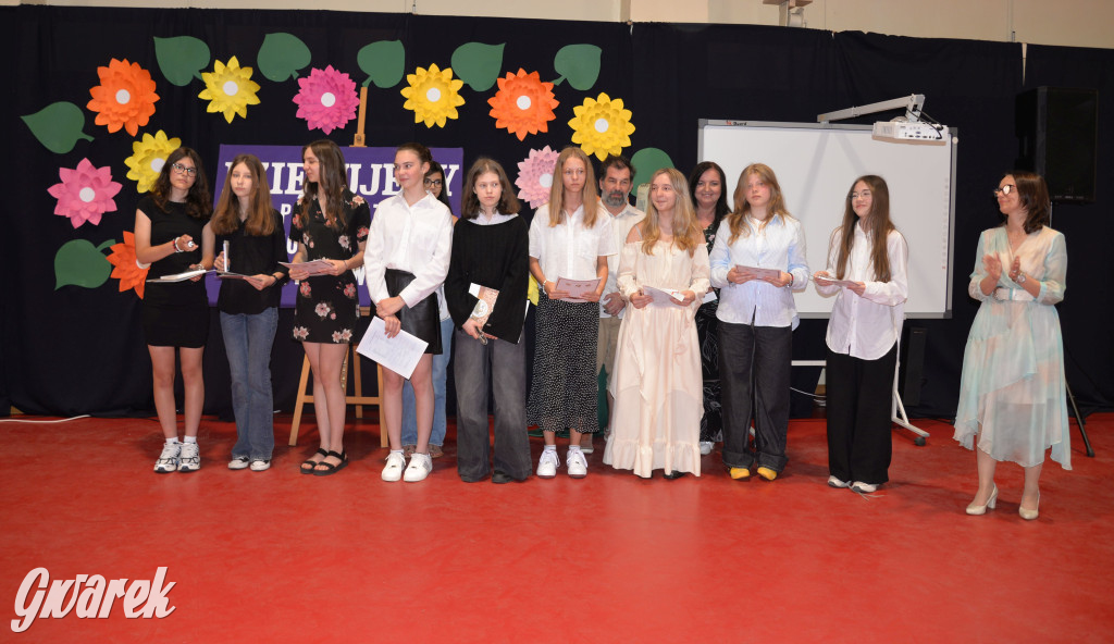 Tarnowskie Góry. Rozdanie świadectw w Trójce