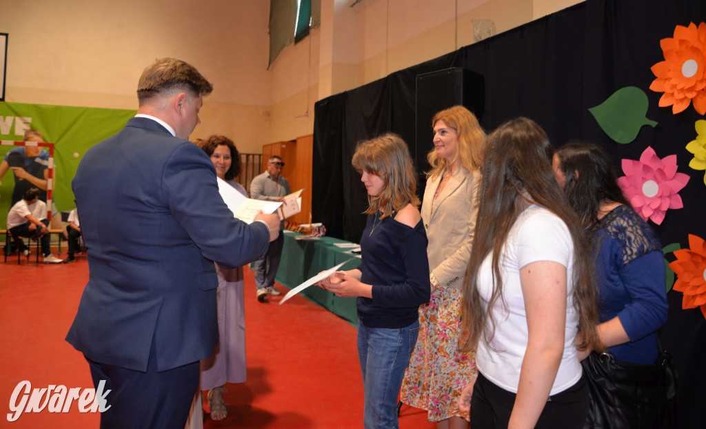 Tarnowskie Góry. Rozdanie świadectw w Trójce