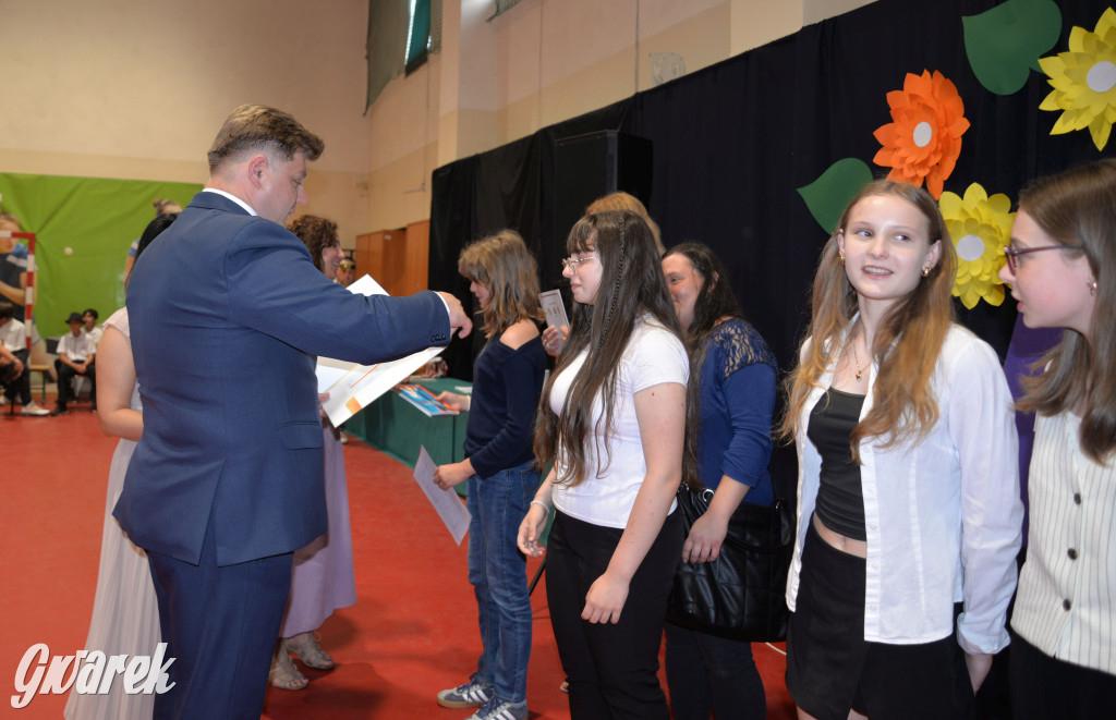 Tarnowskie Góry. Rozdanie świadectw w Trójce