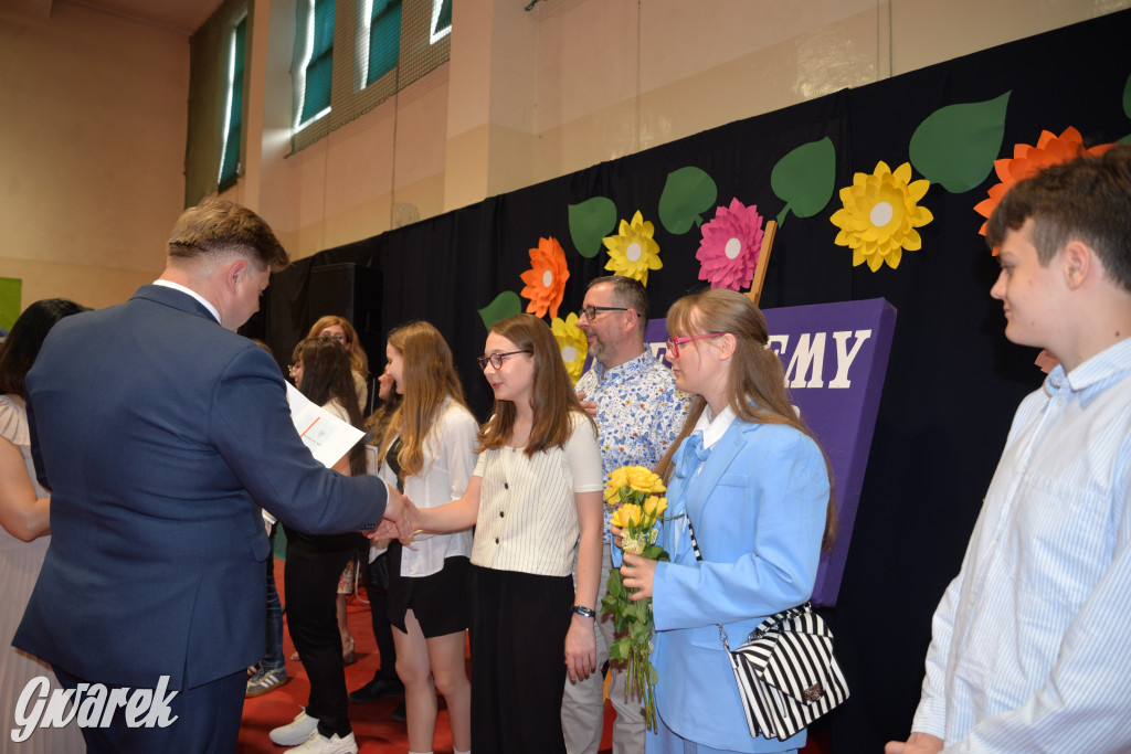 Tarnowskie Góry. Rozdanie świadectw w Trójce