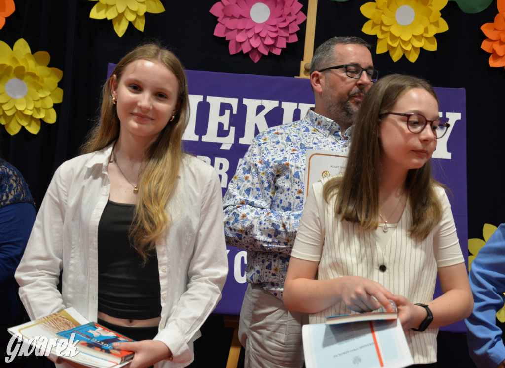 Tarnowskie Góry. Rozdanie świadectw w Trójce