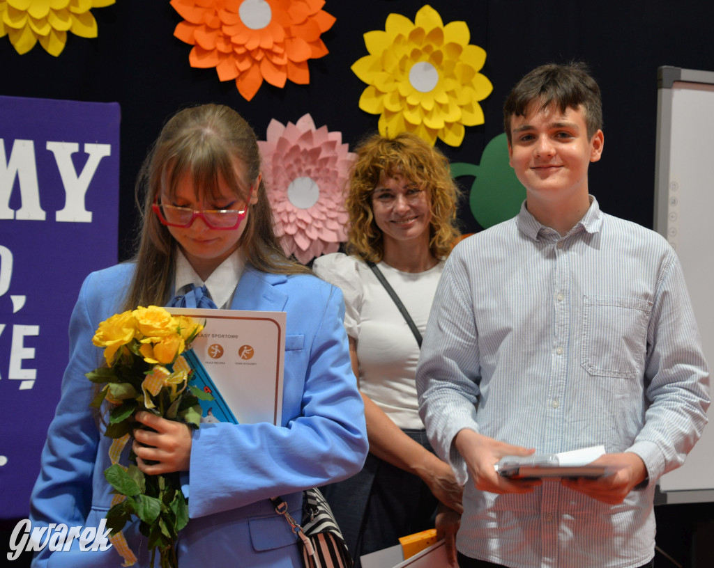 Tarnowskie Góry. Rozdanie świadectw w Trójce