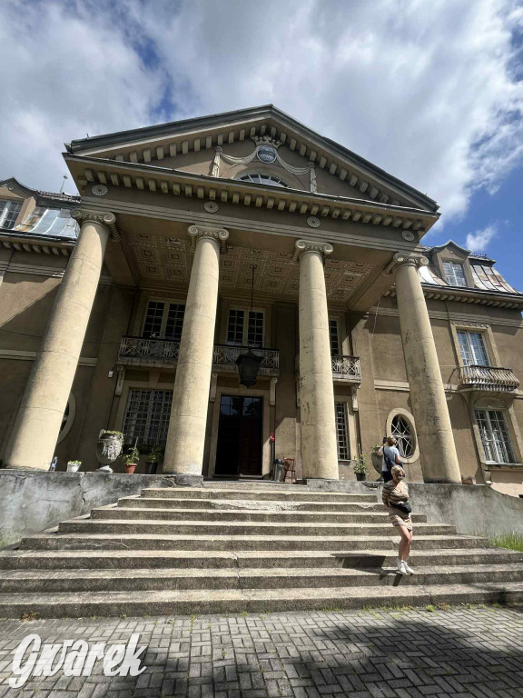 Budowę zlecił A. Baildon. Pałac zachwyca do dziś