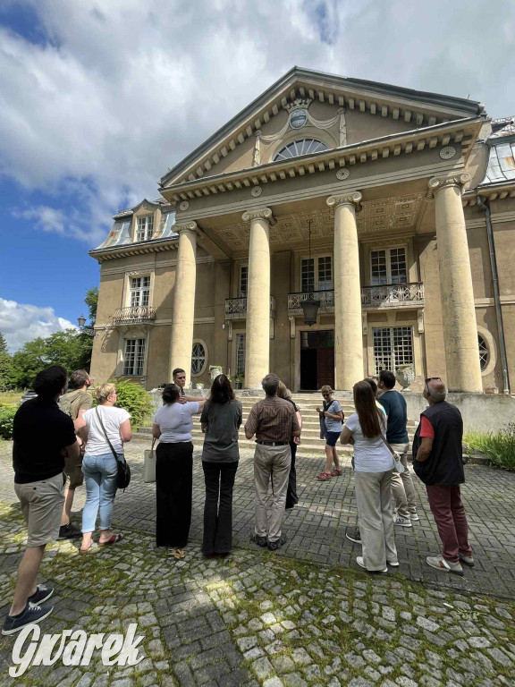 Budowę zlecił A. Baildon. Pałac zachwyca do dziś