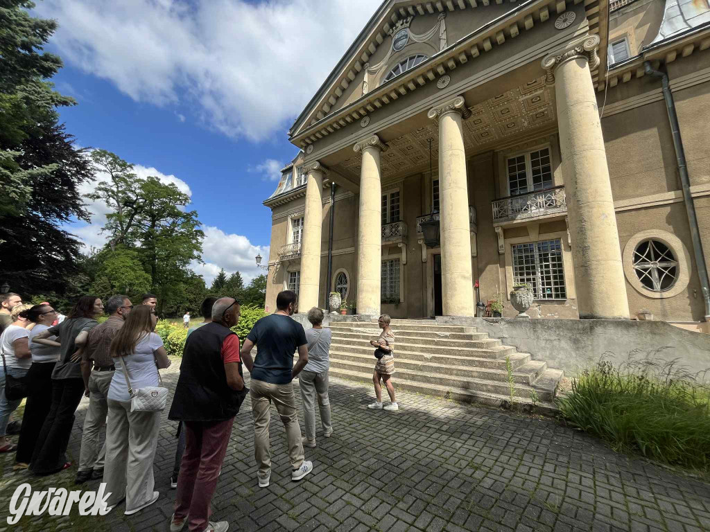 Budowę zlecił A. Baildon. Pałac zachwyca do dziś