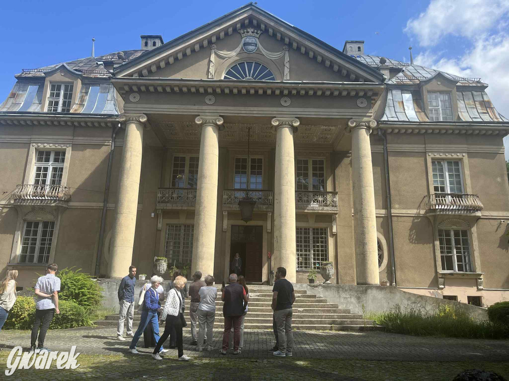 Budowę zlecił A. Baildon. Pałac zachwyca do dziś