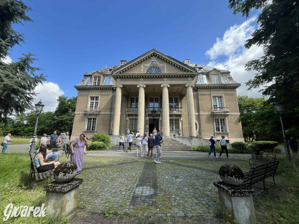 Budowę zlecił A. Baildon. Pałac zachwyca do dziś