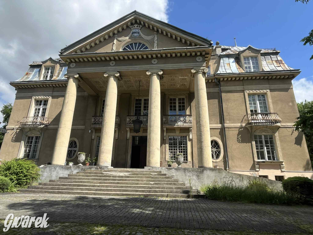 Budowę zlecił A. Baildon. Pałac zachwyca do dziś