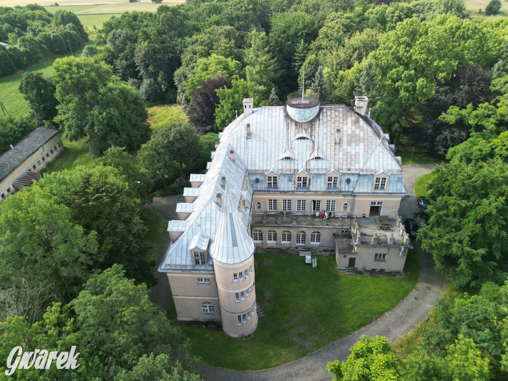 Budowę zlecił A. Baildon. Pałac zachwyca do dziś