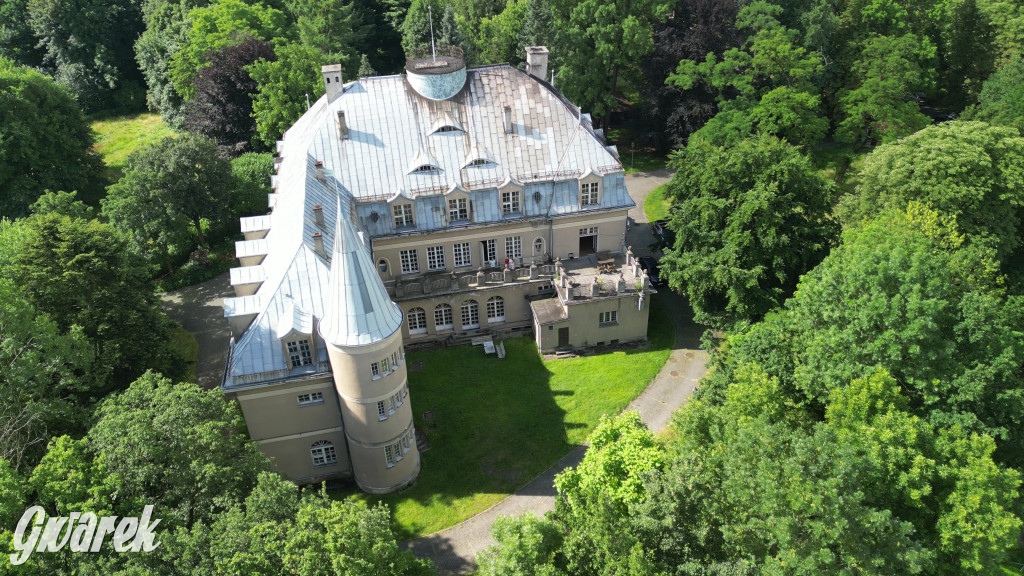 Budowę zlecił A. Baildon. Pałac zachwyca do dziś