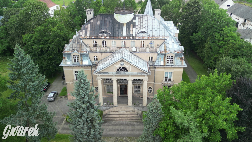 Budowę zlecił A. Baildon. Pałac zachwyca do dziś