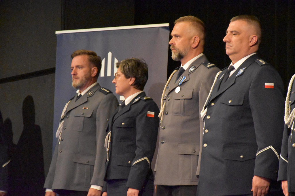 Uznanie dla najlepszych. Policjanci z medalami i awansami