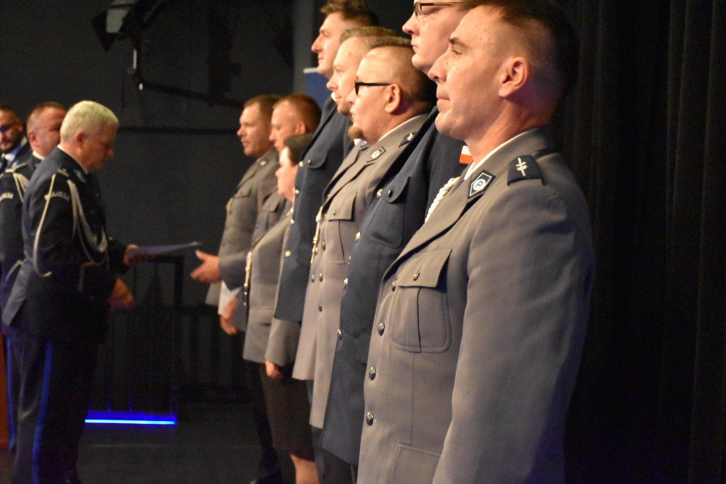 Uznanie dla najlepszych. Policjanci z medalami i awansami