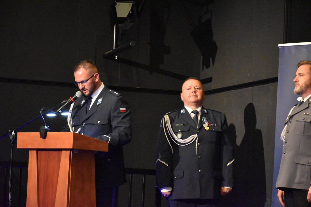 Uznanie dla najlepszych. Policjanci z medalami i awansami