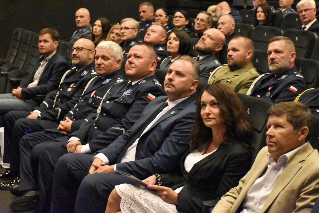 Uznanie dla najlepszych. Policjanci z medalami i awansami
