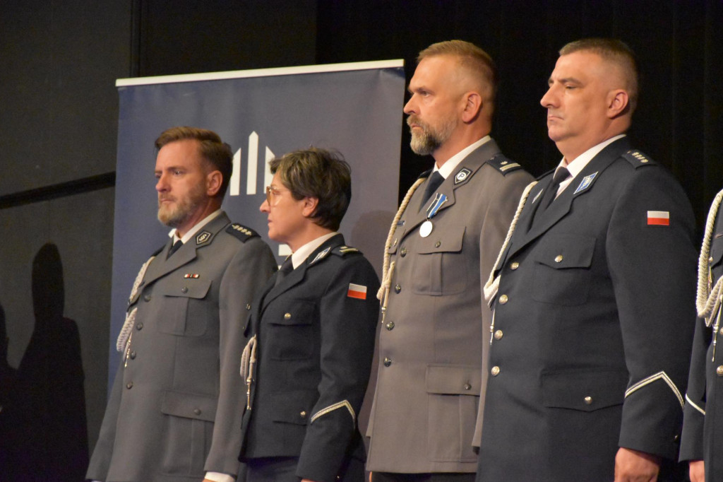 Uznanie dla najlepszych. Policjanci z medalami i awansami