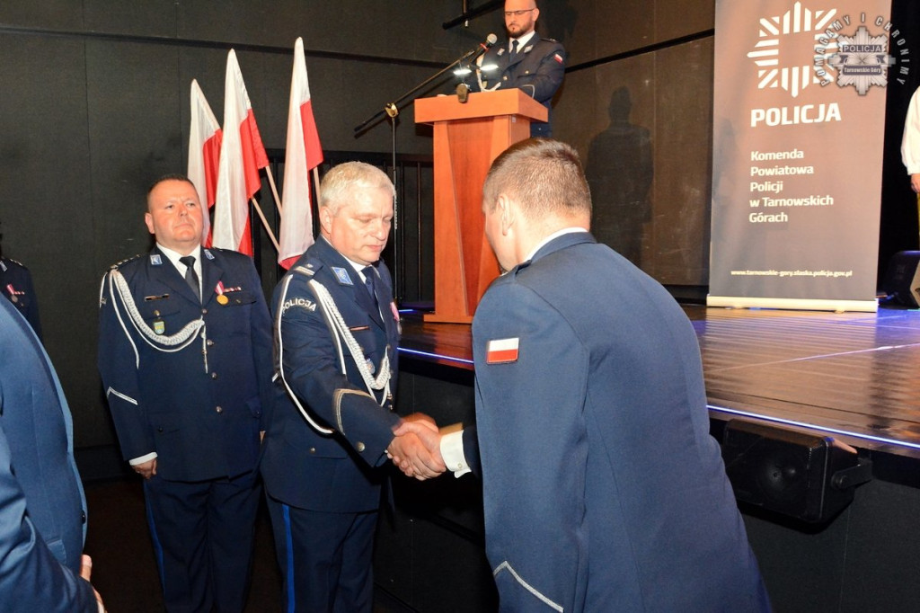 Uznanie dla najlepszych. Policjanci z medalami i awansami