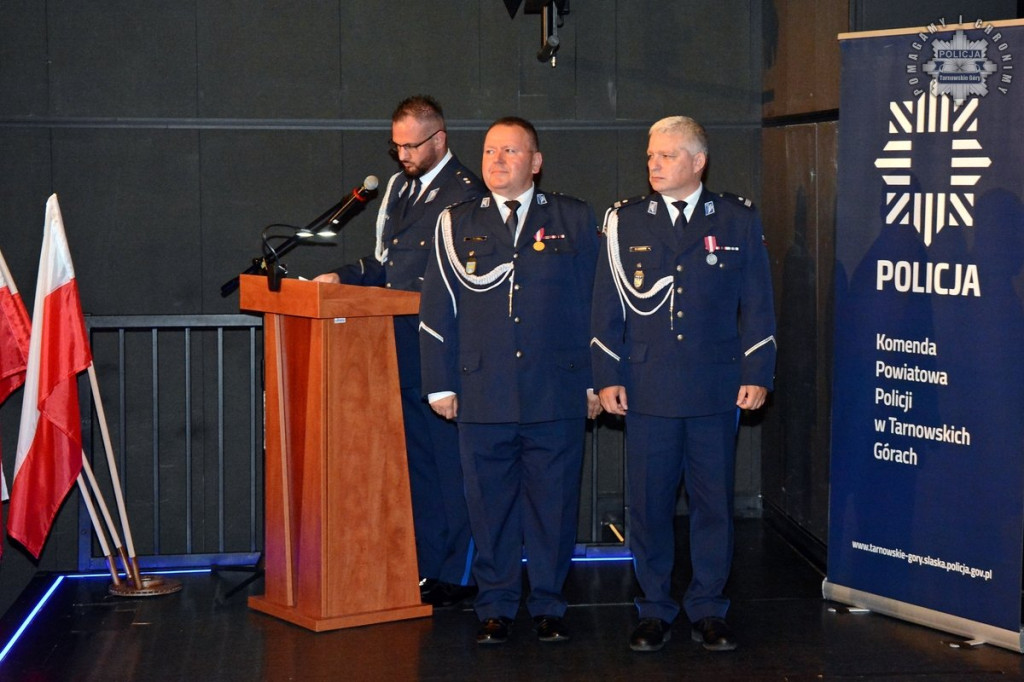 Uznanie dla najlepszych. Policjanci z medalami i awansami