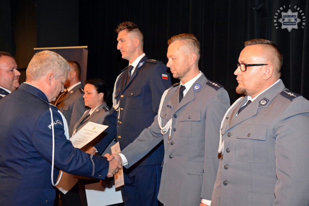 Uznanie dla najlepszych. Policjanci z medalami i awansami