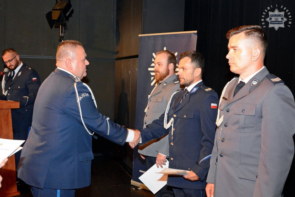 Uznanie dla najlepszych. Policjanci z medalami i awansami