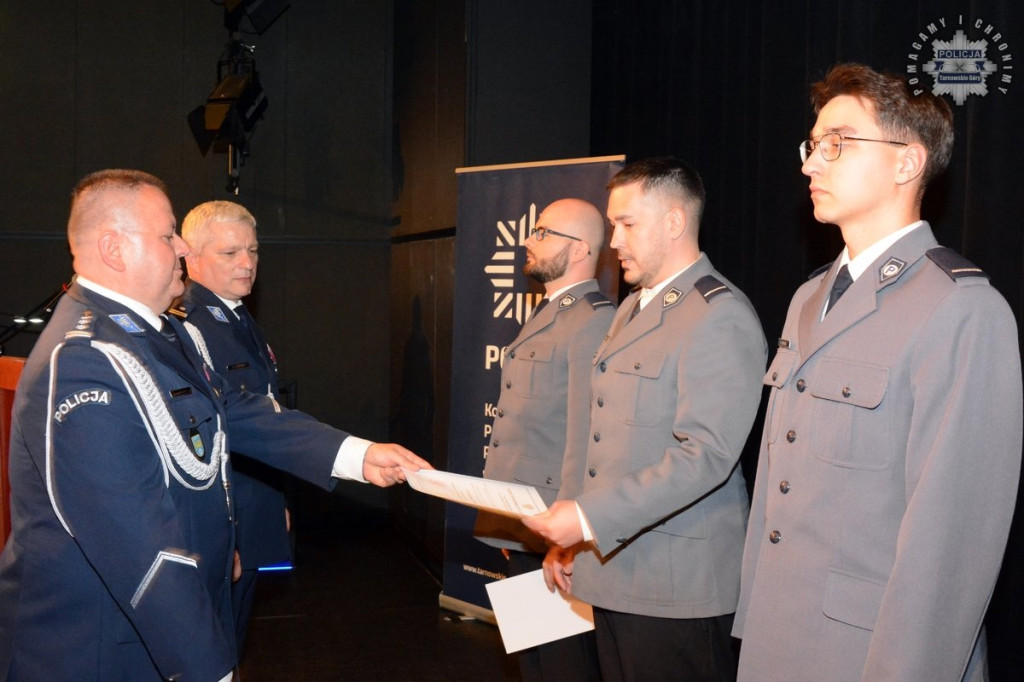 Uznanie dla najlepszych. Policjanci z medalami i awansami