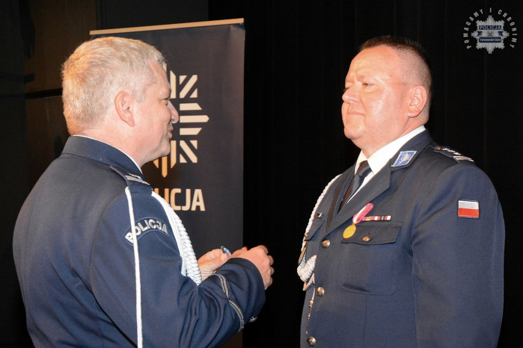 Uznanie dla najlepszych. Policjanci z medalami i awansami