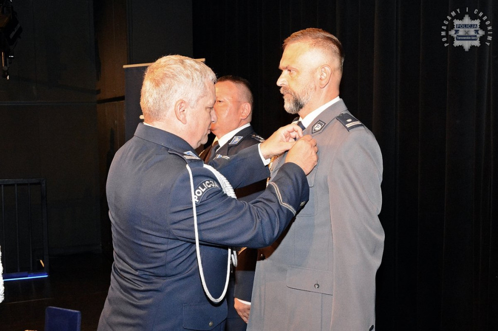 Uznanie dla najlepszych. Policjanci z medalami i awansami