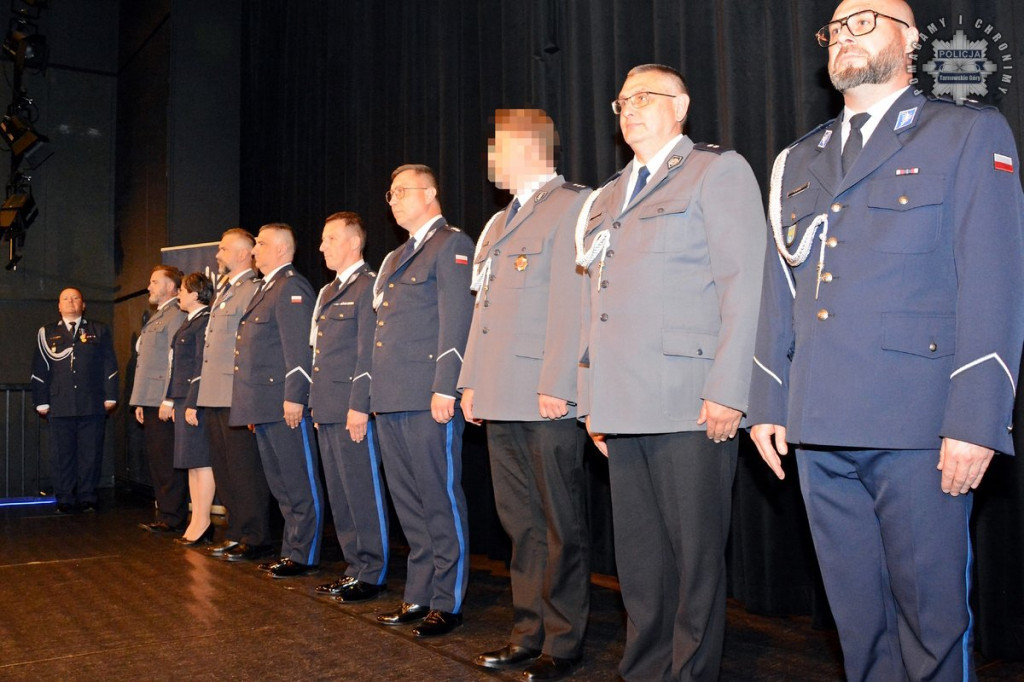 Uznanie dla najlepszych. Policjanci z medalami i awansami