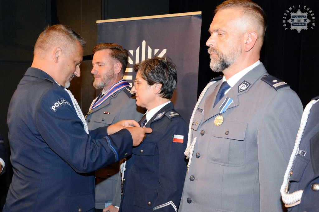 Uznanie dla najlepszych. Policjanci z medalami i awansami