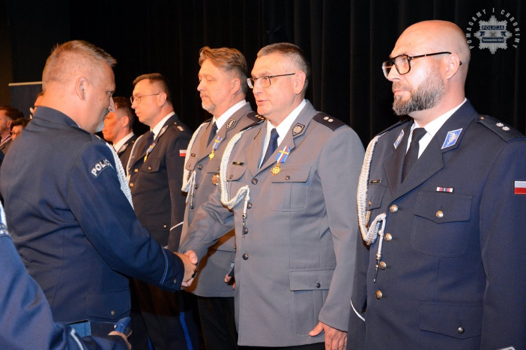 Uznanie dla najlepszych. Policjanci z medalami i awansami