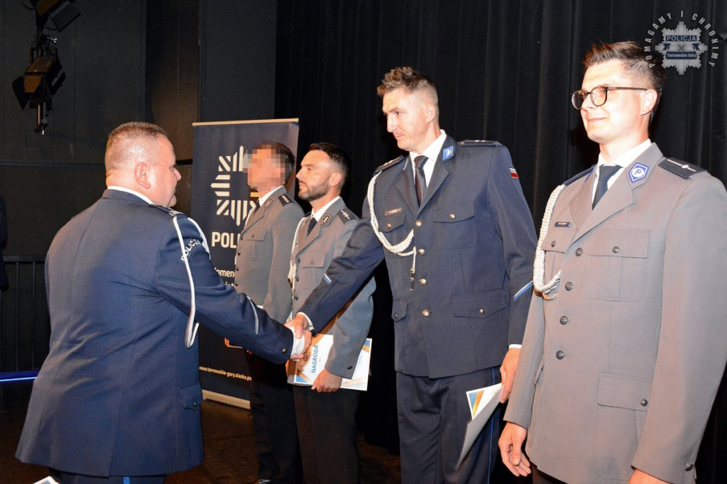 Uznanie dla najlepszych. Policjanci z medalami i awansami