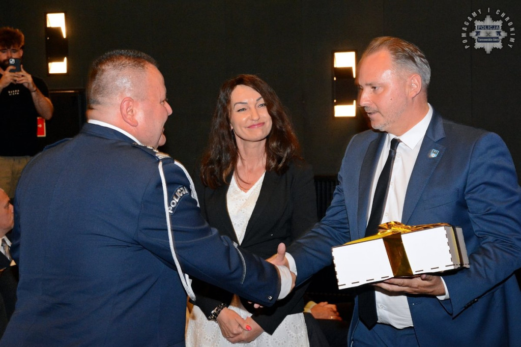 Uznanie dla najlepszych. Policjanci z medalami i awansami