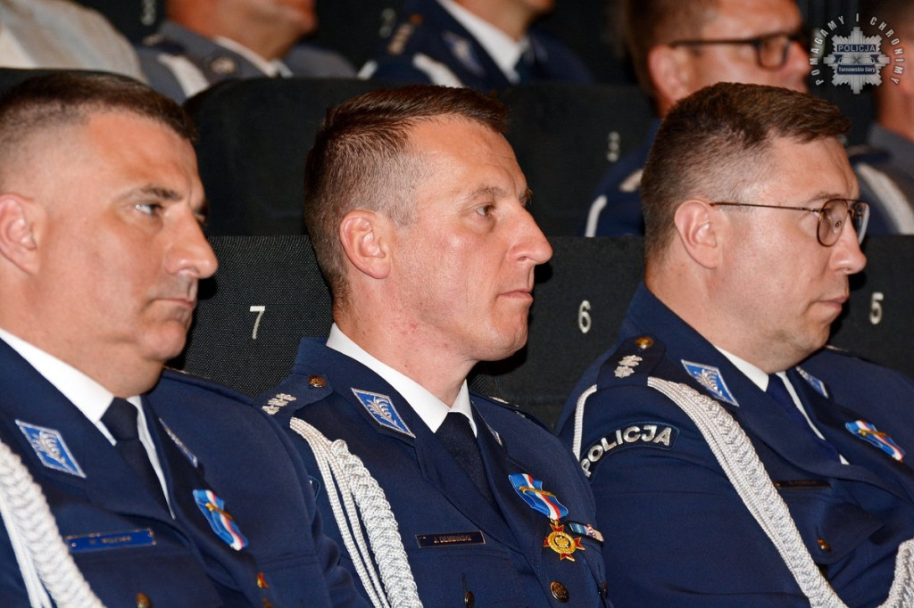 Uznanie dla najlepszych. Policjanci z medalami i awansami
