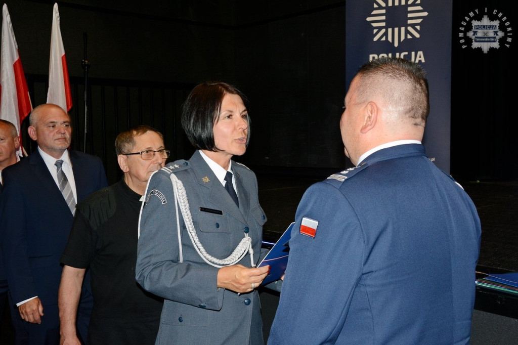 Uznanie dla najlepszych. Policjanci z medalami i awansami