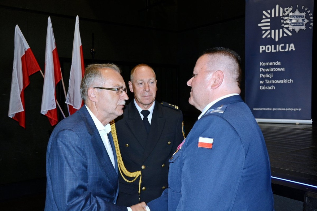 Uznanie dla najlepszych. Policjanci z medalami i awansami