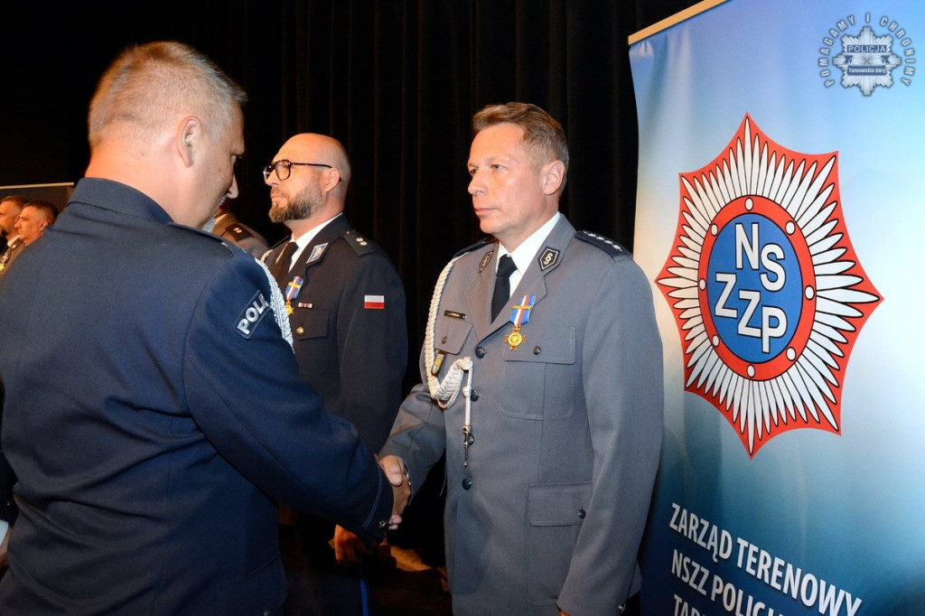 Uznanie dla najlepszych. Policjanci z medalami i awansami