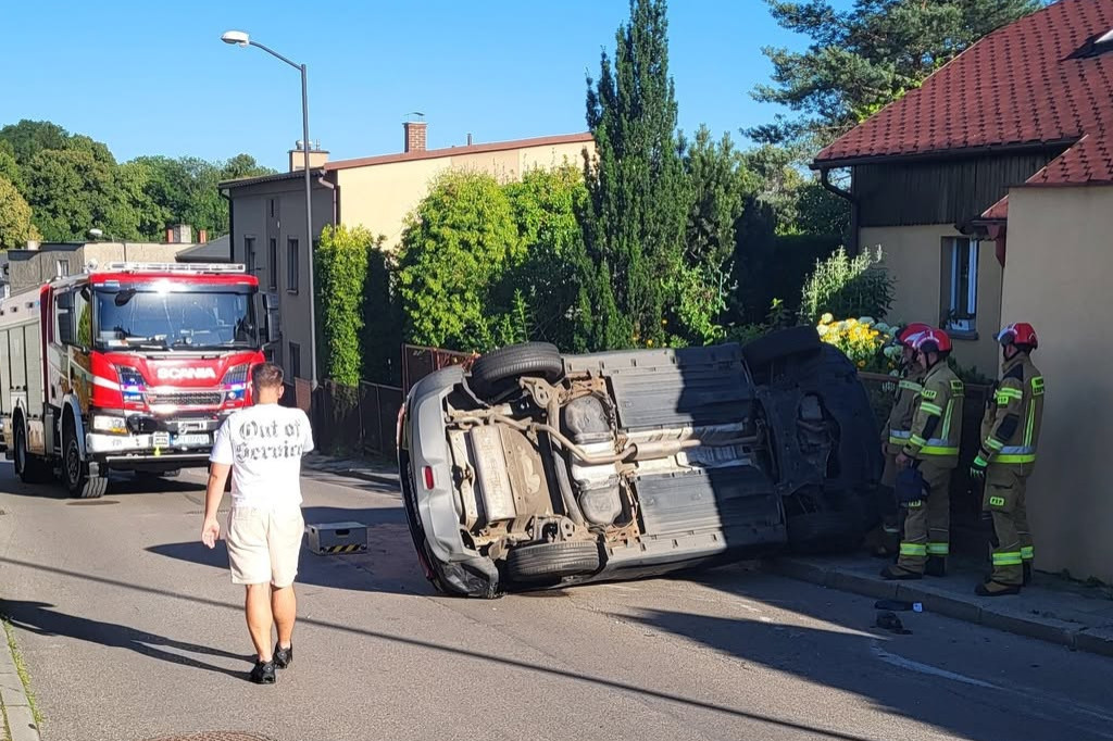 Zderzenie na skrzyżowaniu. Auto przewróciło się na bok