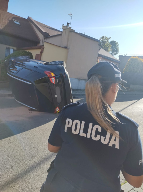 Zderzenie na skrzyżowaniu. Auto przewróciło się na bok