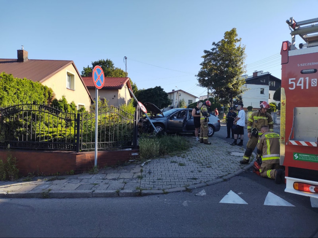 Zderzenie na skrzyżowaniu. Auto przewróciło się na bok