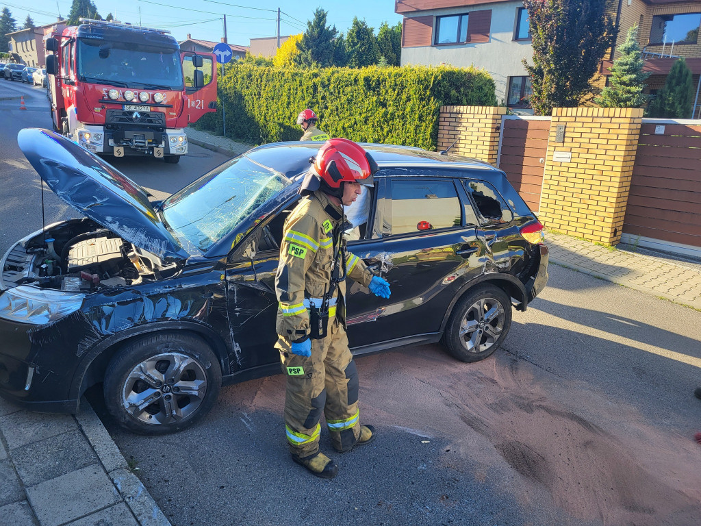 Zderzenie na skrzyżowaniu. Auto przewróciło się na bok