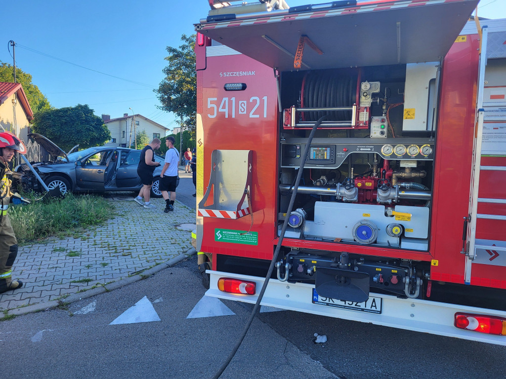 Zderzenie na skrzyżowaniu. Auto przewróciło się na bok