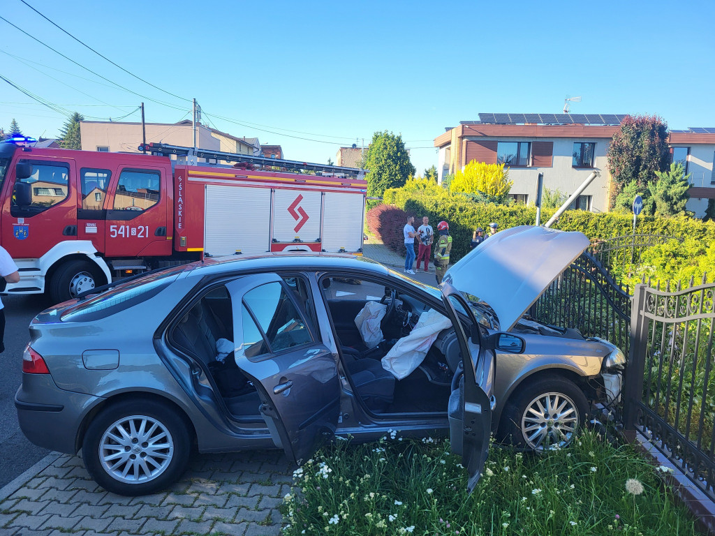 Zderzenie na skrzyżowaniu. Auto przewróciło się na bok