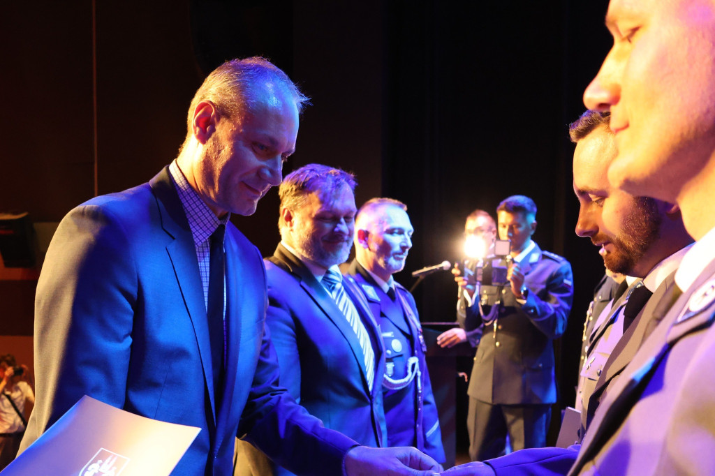 Święto Policji w Piekarach Śląskich. Awanse i nagrody