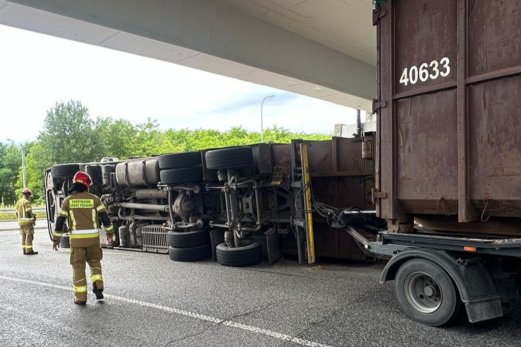 Przewrócona ciężarówka blokowała przejazd