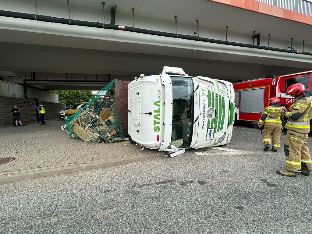 Przewrócona ciężarówka blokowała przejazd