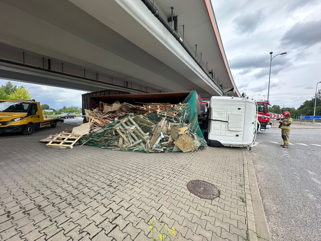 Przewrócona ciężarówka blokowała przejazd